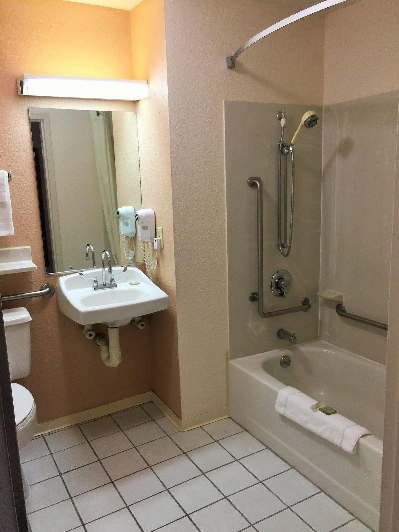 Hotel Super 8 By Wyndham East 3*