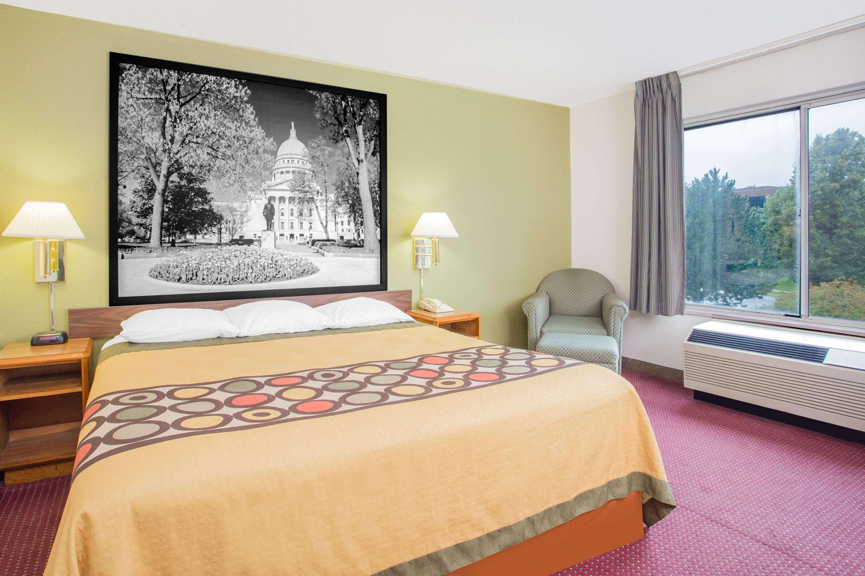 Super 8 By Wyndham East