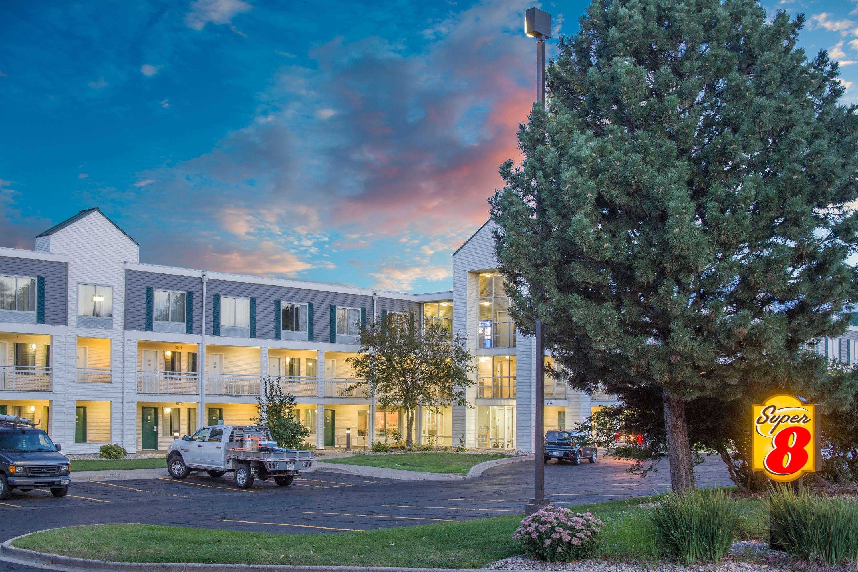 Super 8 By Wyndham East
